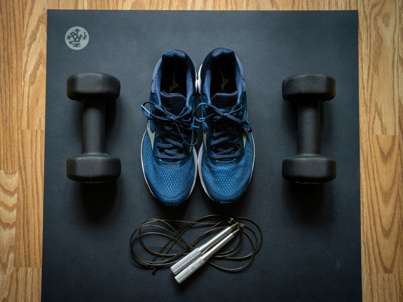 Jump rope cardio workout at home for fitness beginners.