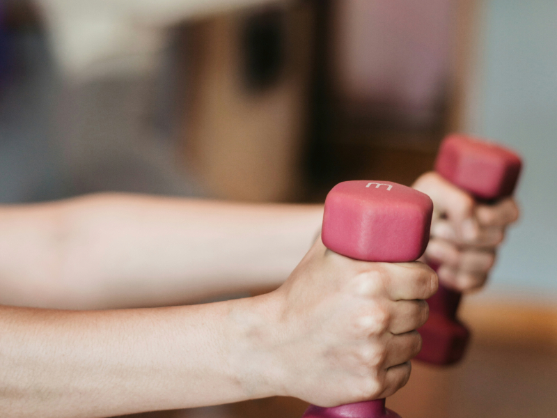 beginner lifting weights showing how much exercise do you really need to build strength