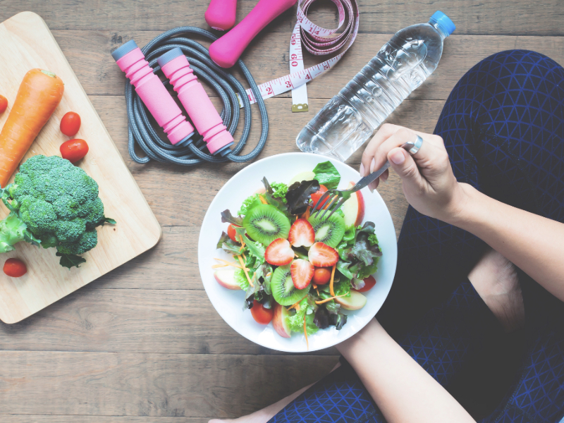 Healthy snack and water for beginner to avoid workout mistakes