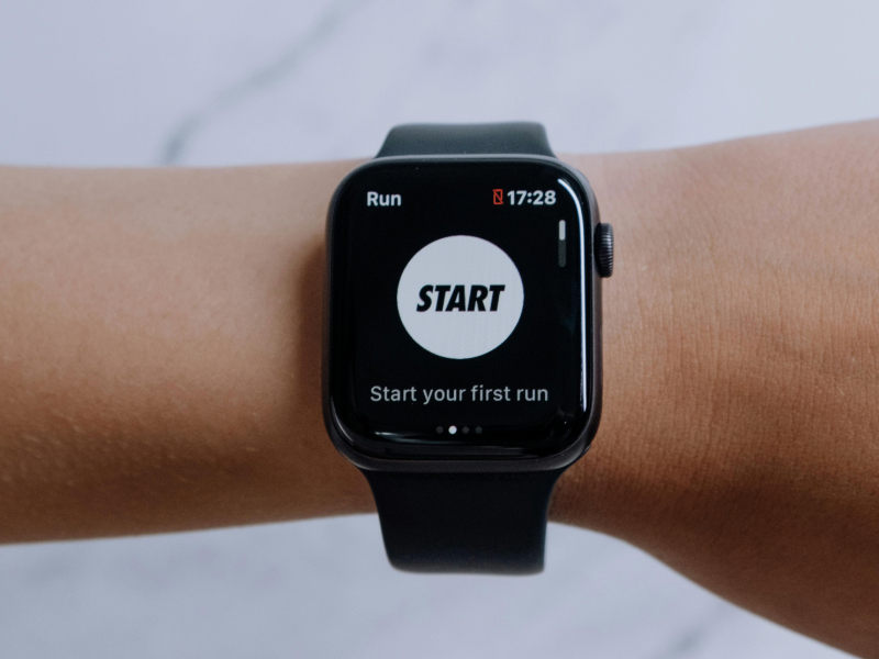 Beginner tracking progress with running app, beginner running guide